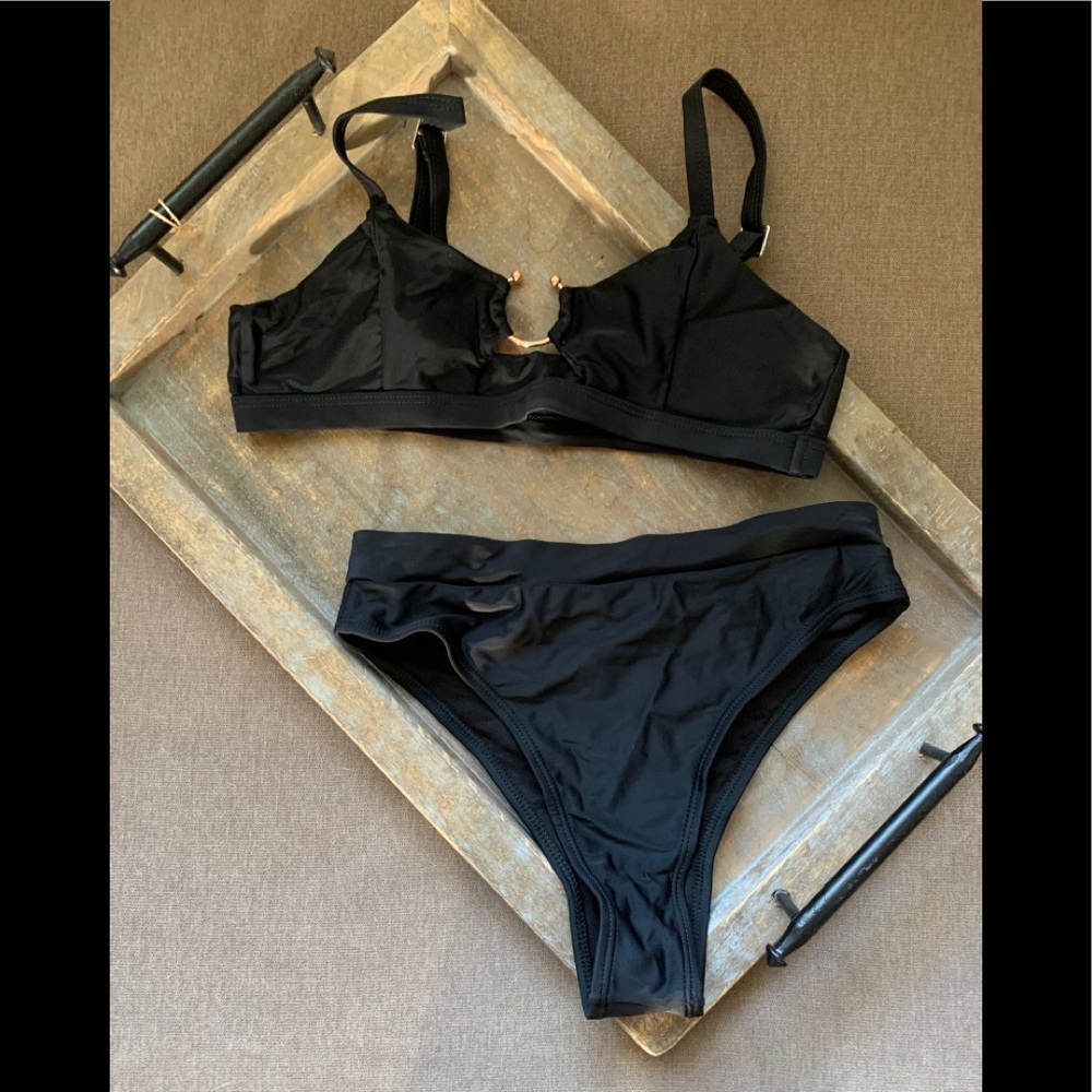 Key-Ring detail black bikini set